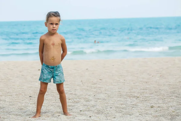 Retrato de um lindo menino à luz do sol — Fotografia de Stock