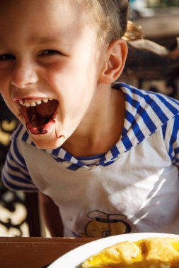 Küçük çocuk Tayland'da kahvaltı da 