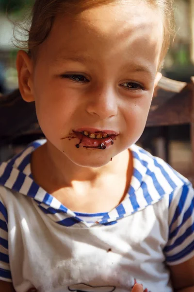 Niño con la boca en chocolate — Foto de Stock