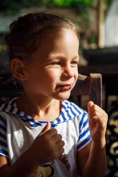 Kisfiú száját csokoládé — Stock Fotó