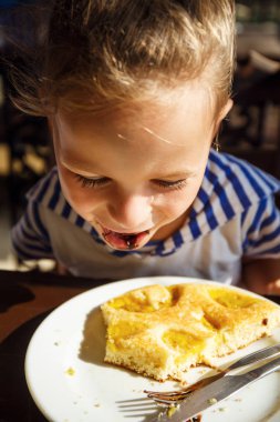 Küçük çocuk Tayland'da kahvaltı da 
