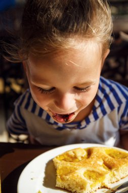 Küçük çocuk Tayland'da kahvaltı da 