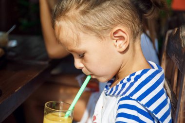 güzel çocuk portakal suyu içiyor 