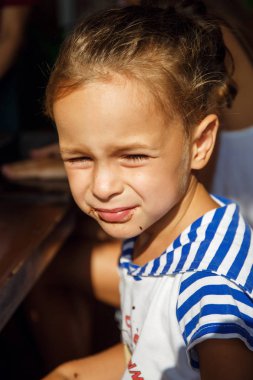 Çikolata ağzı ile küçük çocuk 