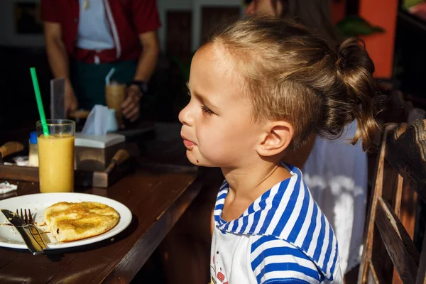 Niño pequeño está en el desayuno en Tailandia — Foto de Stock