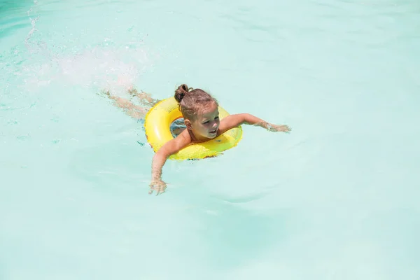 Junge schwimmt im Pool — Stockfoto