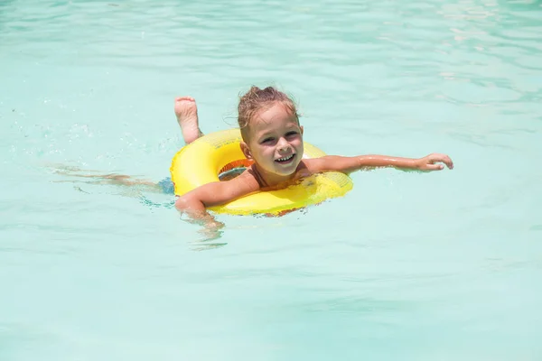 El niño está nadando en la piscina. — Foto de Stock
