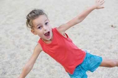 güzel erkek bebek sahilde eğleniyor 