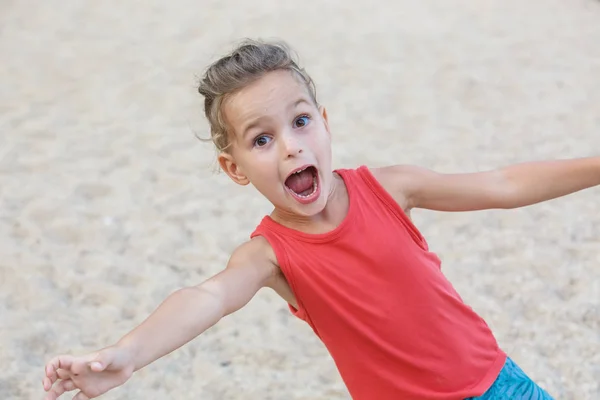 Hermoso bebé chico es divertirse en la playa — Foto de Stock