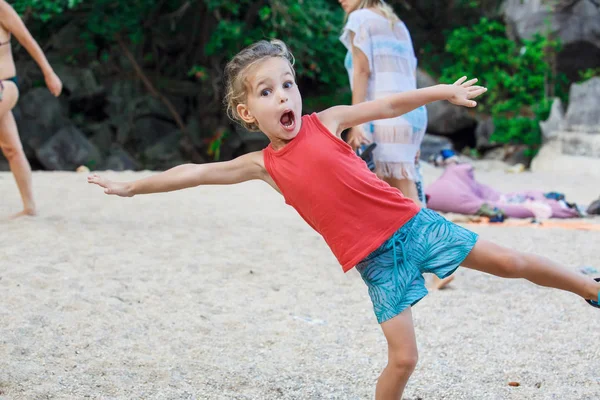 Beau bébé garçon s'amuse sur la plage — Photo