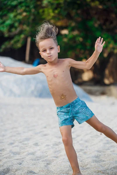 Piękne dziecko chłopiec jest zabawy na plaży — Zdjęcie stockowe