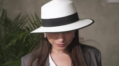 zarif bir şapka ve iş elbisesi güzel genç esmer.