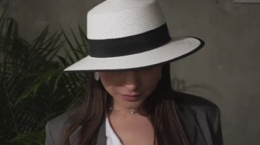 zarif bir şapka ve iş elbisesi güzel genç esmer.