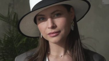 zarif bir şapka ve iş elbisesi güzel genç esmer.