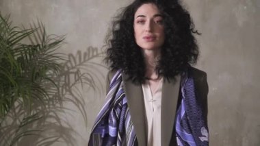 Afro saç modeli ile güzel esmer. Gülümsüyor, gülüyor, ve kafasını çatlaklar.