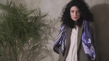 Afro saç modeli ile güzel esmer. Gülümsüyor, gülüyor, ve kafasını çatlaklar.
