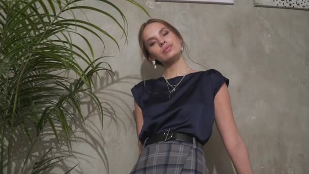 ビジネススーツを着た美しい若い女の子写真撮影のためのポーズ — ストック動画