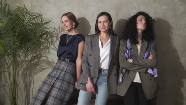 Trois belles jeunes filles en costume d'affaires. Style d'entreprise . — Video