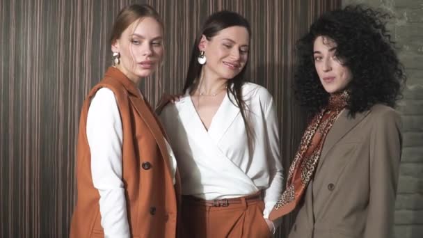 ビジネススーツを着た3人の美しい若い女の子ビジネススタイル. — ストック動画