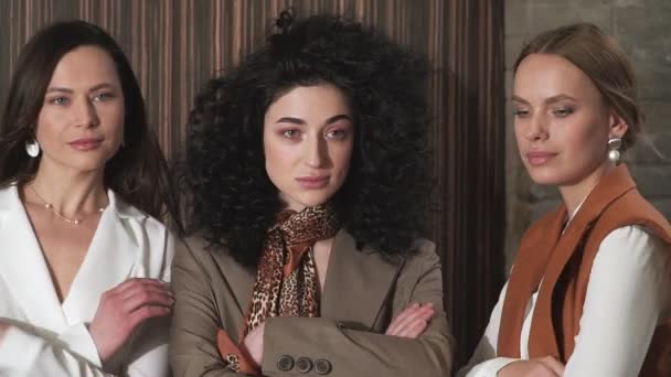 Trei fete frumoase în costume de afaceri. Stilul de afaceri . — Videoclip de stoc