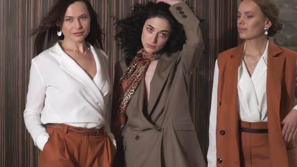 Trois belles jeunes filles en costume d'affaires. Style d'entreprise . — Video