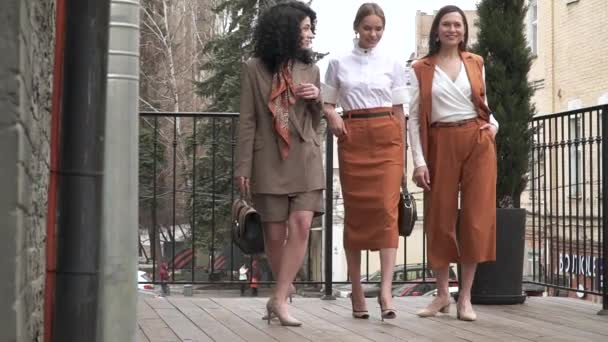 Trois belles jeunes filles en costume d'affaires. Style d'entreprise . — Video