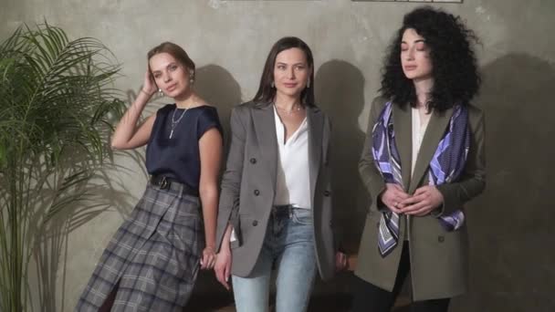 Trois belles jeunes filles en costume d'affaires. Style d'entreprise . — Video