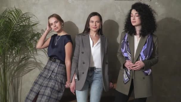 Tre belle ragazze in giacca e cravatta. Stile di business . — Video Stock