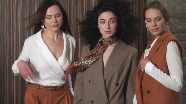 Trois belles jeunes filles en costume d'affaires. Style d'entreprise . — Video