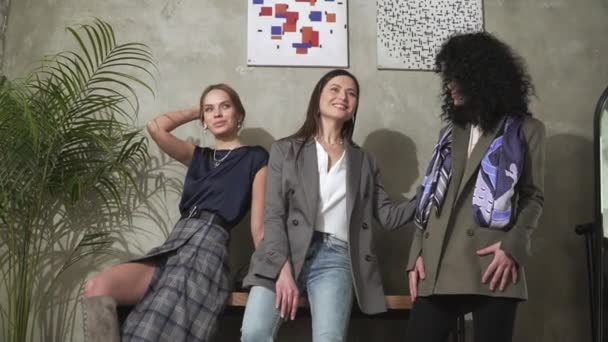 Drie mooie jonge meiden in business suits. Bedrijfsstijl. — Stockvideo