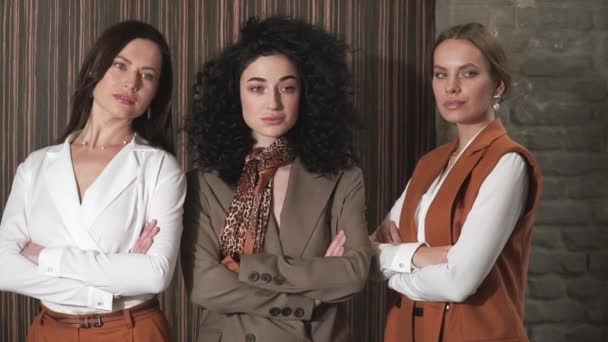 Tři nádherné mladé dívky v obchodních oblecích. Obchodní styl. — Stock video