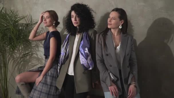 Trois belles jeunes filles en costume d'affaires. Style d'entreprise . — Video