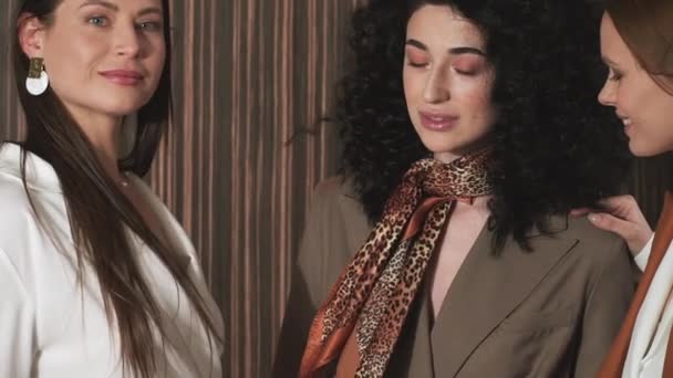 Trois belles jeunes filles en costume d'affaires. Style d'entreprise . — Video