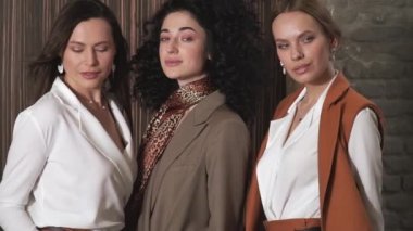 İş elbisesi giyen üç güzel genç kız. İş tarzı. 