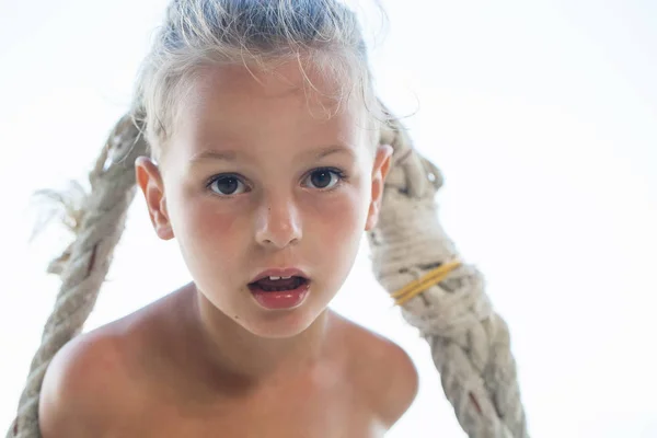 Porträt eines kleinen schönen fünfjährigen Jungen — Stockfoto