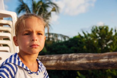 küçük bir güzel beş yaşındaki çocuğun portresi