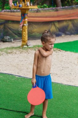 plaj tenisi oynayan sahilde çocuk