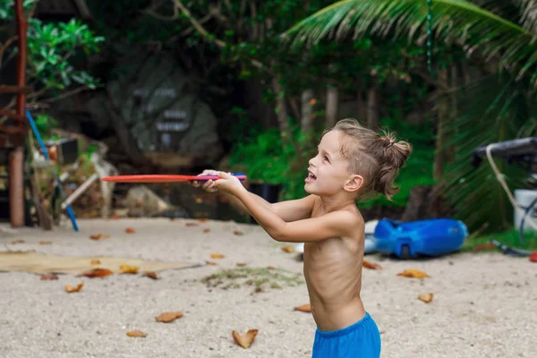 Jongen op het strand spelen strandtennis — Stockfoto