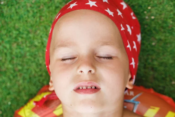 Retrato de un niño pequeño con los ojos cerrados — Foto de Stock