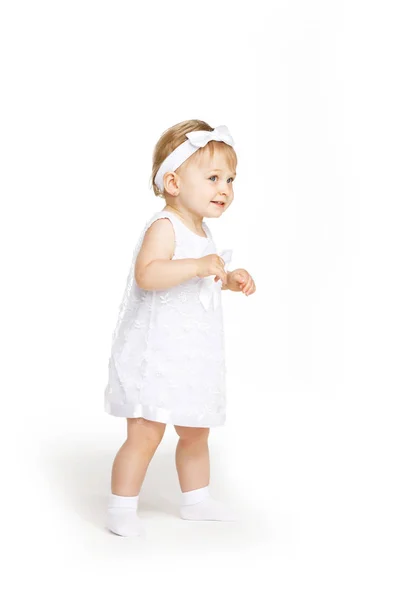 Szép kislány minden fehér ruhában — Stock Fotó
