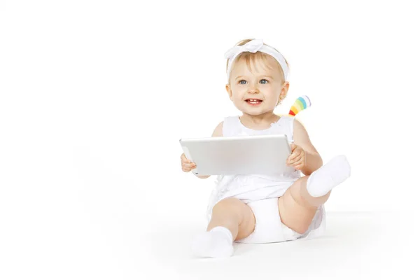 Kleines Mädchen ganz in weiß mit Tablet und Spielzeug — Stockfoto