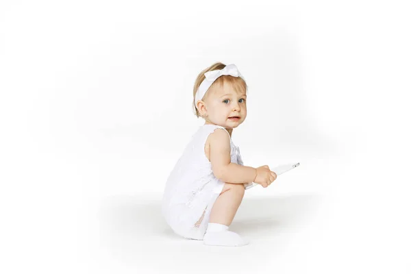Malá holčička v bílém s tabletem — Stock fotografie