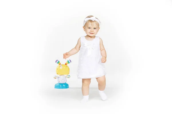 Schönes kleines Mädchen ganz in weißen Kleidern — Stockfoto