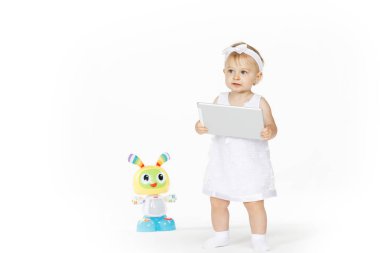 küçük kız tablet ve oyuncak ile beyaz tüm