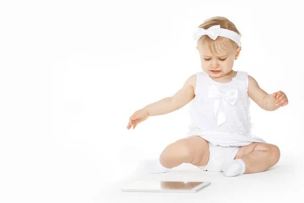Küçük kız bir tablet ile beyaz tüm — Stok fotoğraf