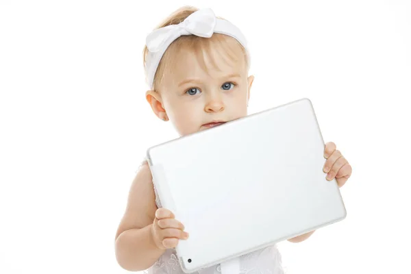 Mała dziewczynka w kolorze białym z tabletem — Zdjęcie stockowe