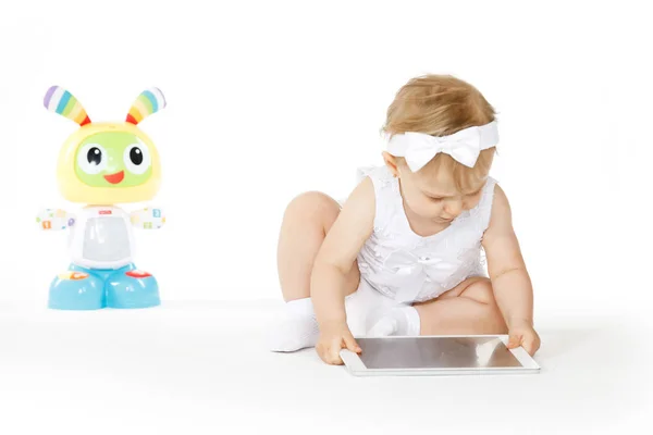 Küçük kız tablet ve oyuncak ile beyaz tüm — Stok fotoğraf