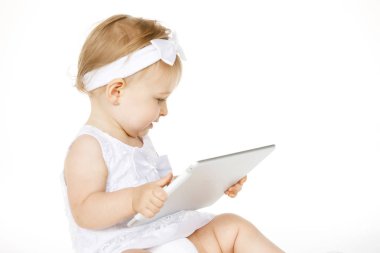 küçük kız bir tablet ile beyaz tüm