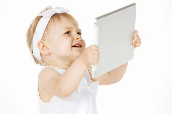 Mała dziewczynka w kolorze białym z tabletem — Zdjęcie stockowe