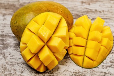 taze sulu sarı Tay masada mango doğranmış 